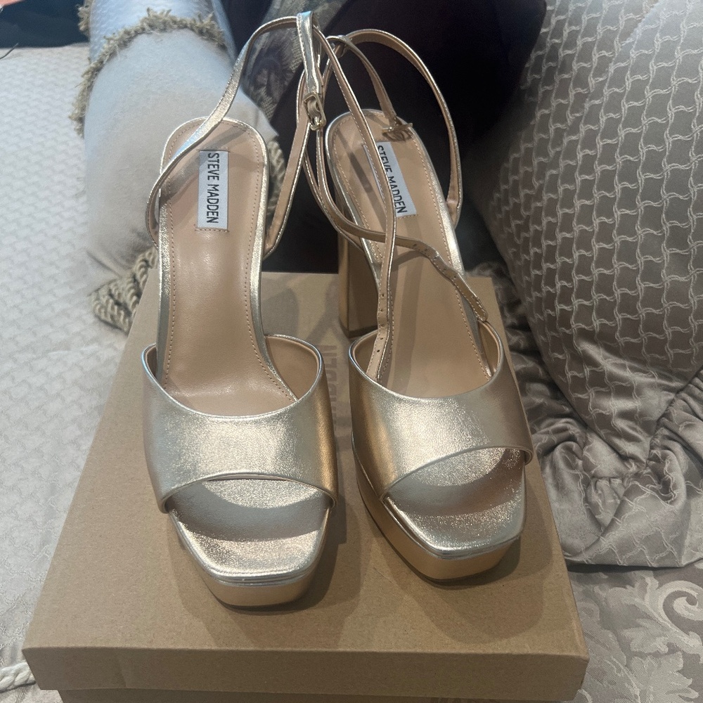 nWT Steve Madden assured gold platform sandal 11
